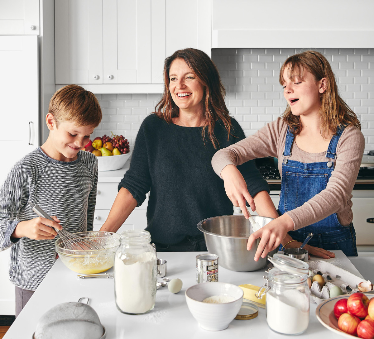 Does your mum cook dinner. Мама на кухне. Одежда домашняя для мамы на кухню. Постановка mom. Мама кухня секрет.
